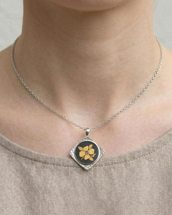 Zogan Floral Pendant Necklace