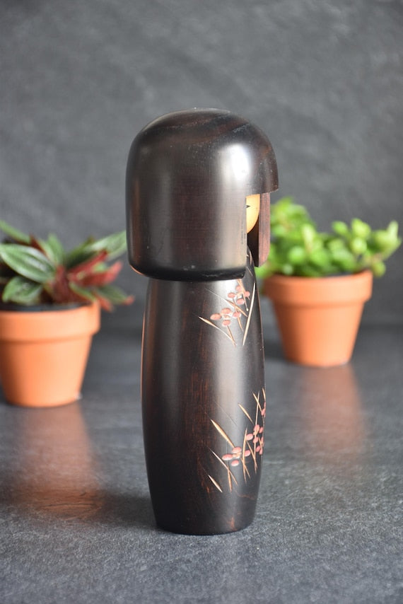 Usaburo Creative Kokeshi Doll side profile showing the classic bob hairstyle and carved body