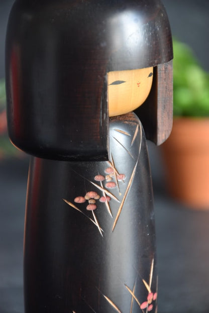 Usaburo Creative Kokeshi Doll close-up of upper body and face with carved floral kimono design