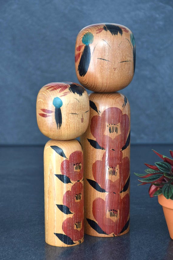 Takahashi Hashime kokeshi pair shown from a slightly different angle highlighting the wood grain