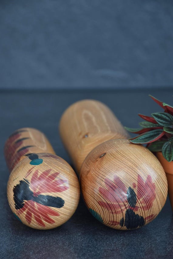 Takahashi Hashime kokeshi pair showing the pattern detail on the top of the wooden heads