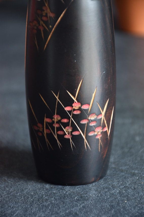 Usaburo Creative Kokeshi Doll pattern detail showing carved tall grasses and small red blossoms