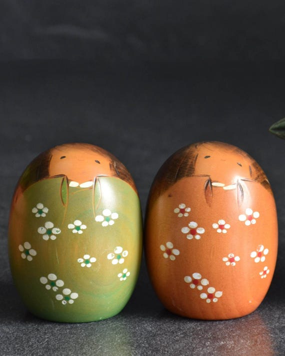 Usaburo Creative Kokeshi Pair close-up view of the painted flower patterns and faces