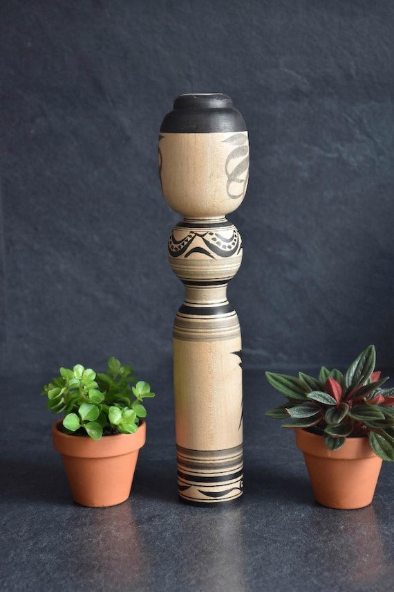 Zenji Sato kokeshi doll showing the back view of the wooden head and body