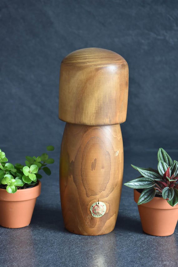 Usaburo Kokeshi Doll Ume No Hana back view showing award sticker on natural wood