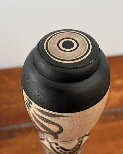Zenji Sato kokeshi doll top of the head showing concentric rings and texture
