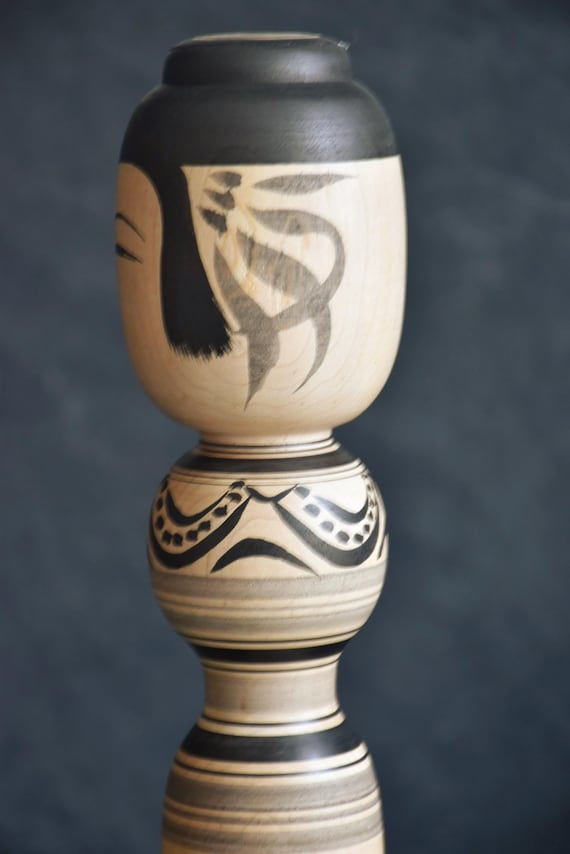 Zenji Sato kokeshi doll side close-up of the painted hair and head shape