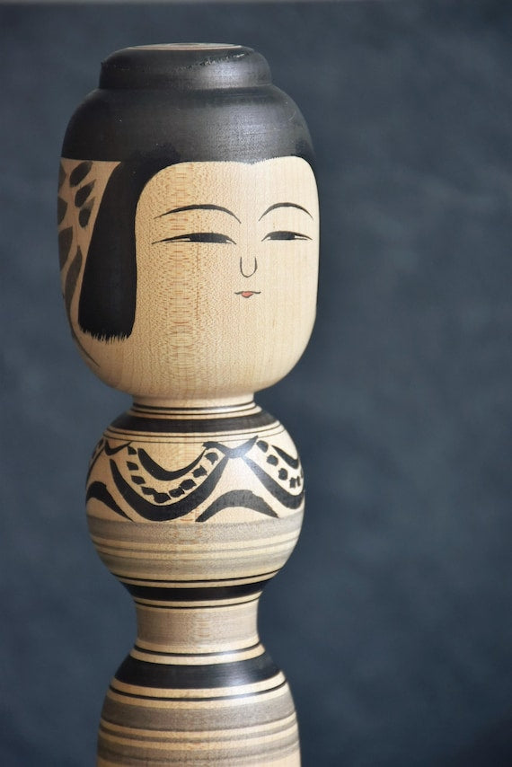 Zenji Sato kokeshi doll close-up of the face and upper body pattern