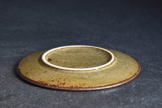 Karatsu-Yaki Botanical Plate angled view of the unglazed ring foot on the bottom base