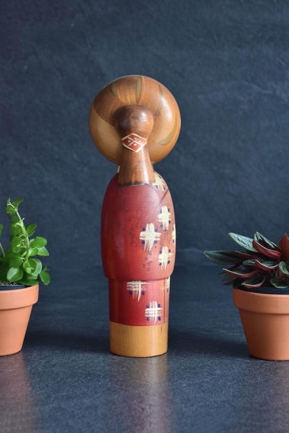 Hajime Miyashita Sosaku kokeshi showing the profile view