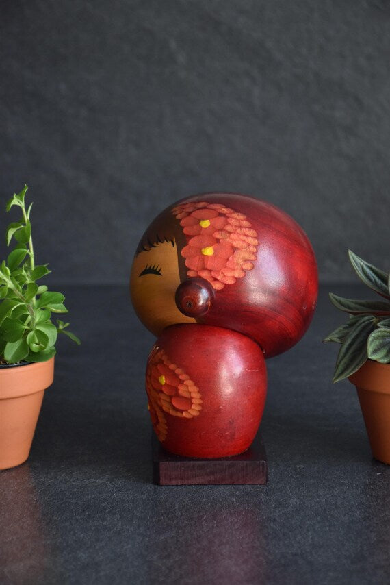 Chie Tamura Pigtail Kokeshi doll right side view showing flower pattern on head and body