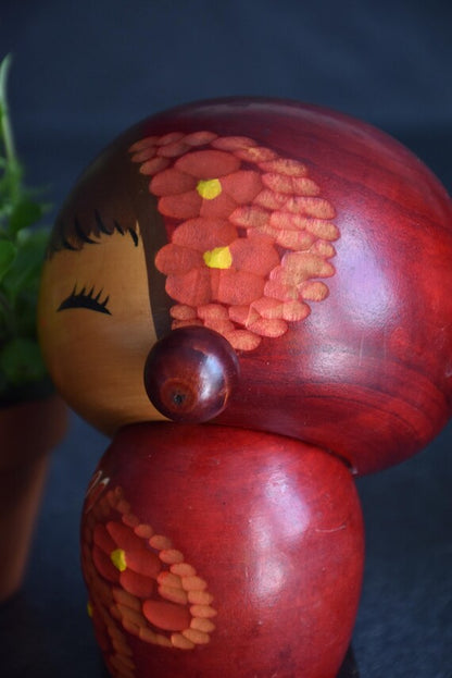 Chie Tamura Pigtail Kokeshi close up of pigtail knob and flower head detail