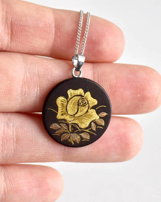 Zogan Floral Pendant Necklace