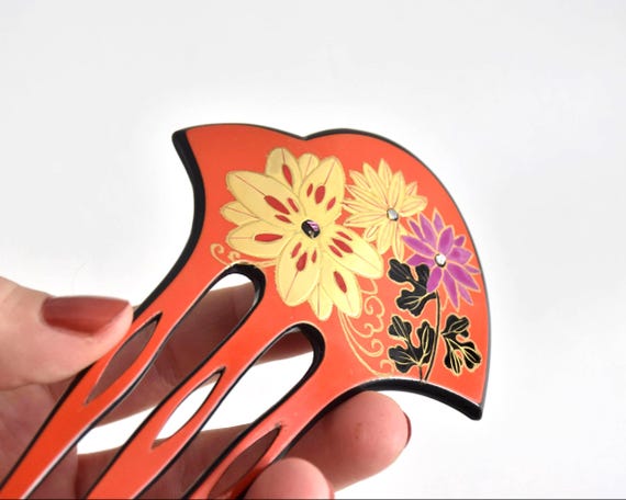 Japanese Red Lacquer Fork hair comb close up of gold painted floral pattern