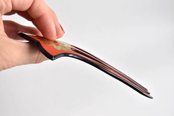 Japanese Red Lacquer Fork hair comb side view showing curve and profile