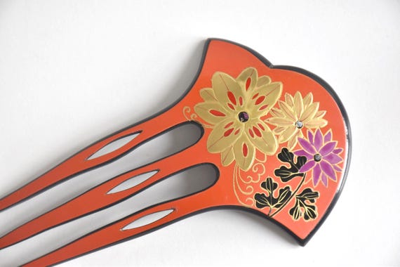 Japanese Red Lacquer Fork hair comb detail of gold painted chrysanthemum motif