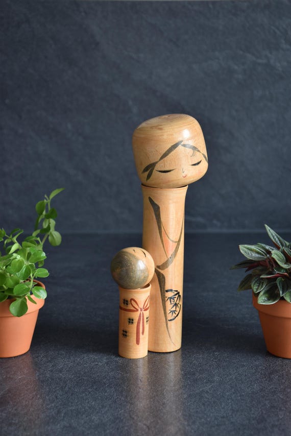 Oshin Kokeshi by Sato Suigai angled view showing both mother and smaller child figures.