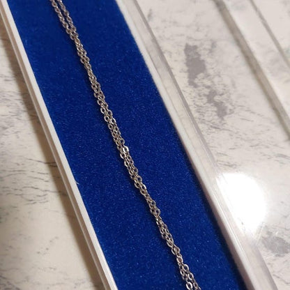 Japanese Cloisonne Floral Pendant Necklace showing a close-up of the cable chain