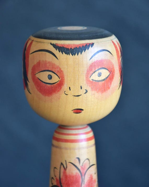 Nakanosawa Kokeshi Takobozu By Shigeharu Seya face detail with wide surprised eyes and pink blush