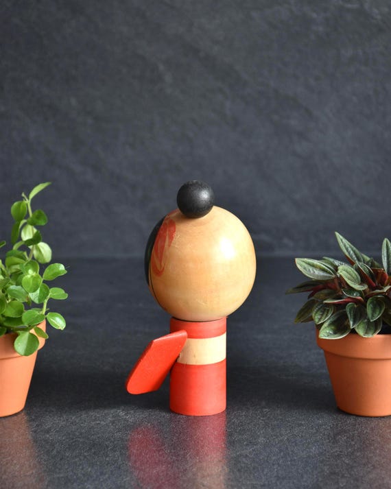 Sansaku Sekiguchi red kokeshi doll back view showing the red body