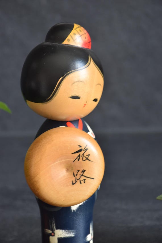 Miyashita Hajime kokeshi doll close-up on the face expression and the round wooden travel hat