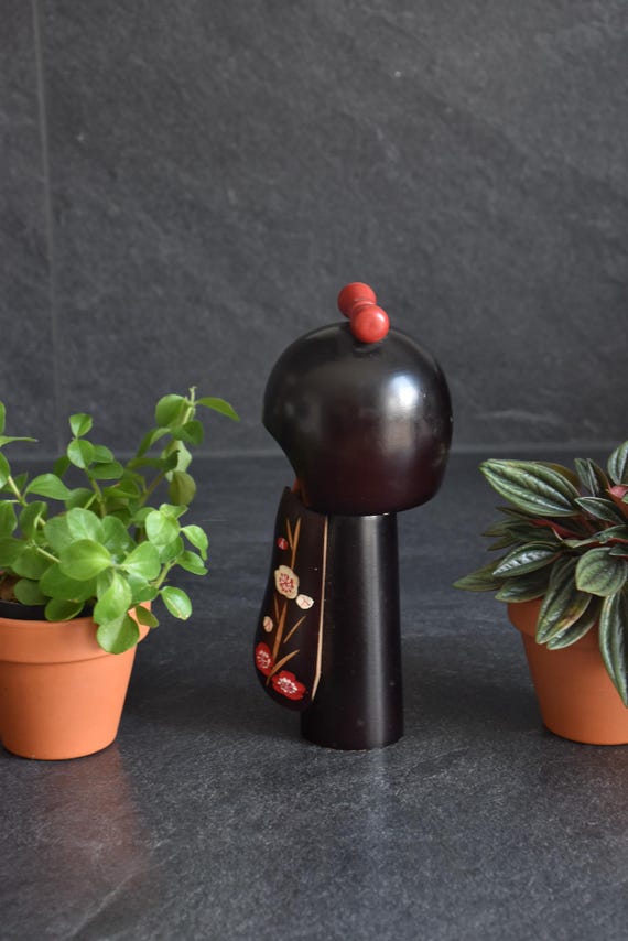 Hajime Miyashita When Flowers Bloom Kokeshi doll angled side view