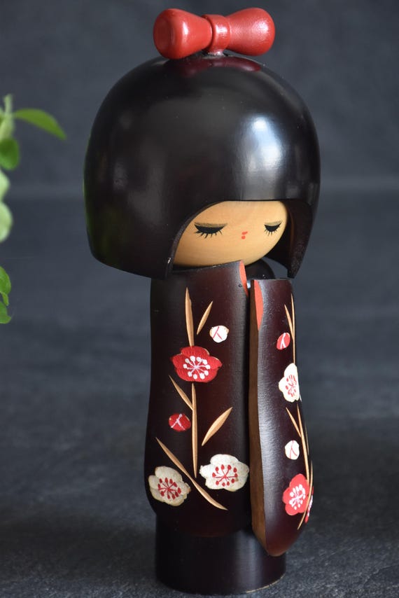 Hajime Miyashita When Flowers Bloom Kokeshi doll close up of face and carved kimono details