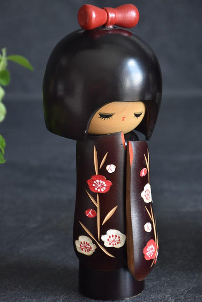 Hajime Miyashita When Flowers Bloom Kokeshi doll close up of face and carved kimono details
