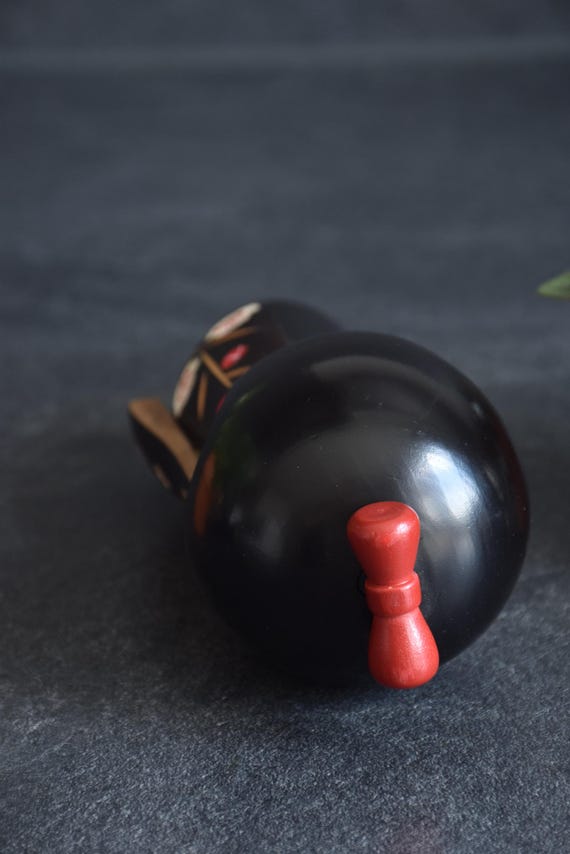Hajime Miyashita When Flowers Bloom Kokeshi doll top view showing red hair bow