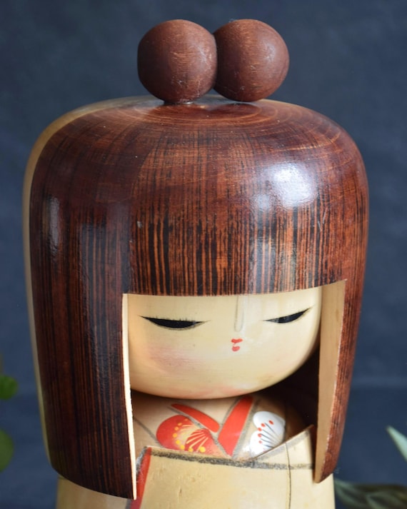 Kojo Tanaka Sosaku Kokeshi doll close up of face and carved bob hairstyle