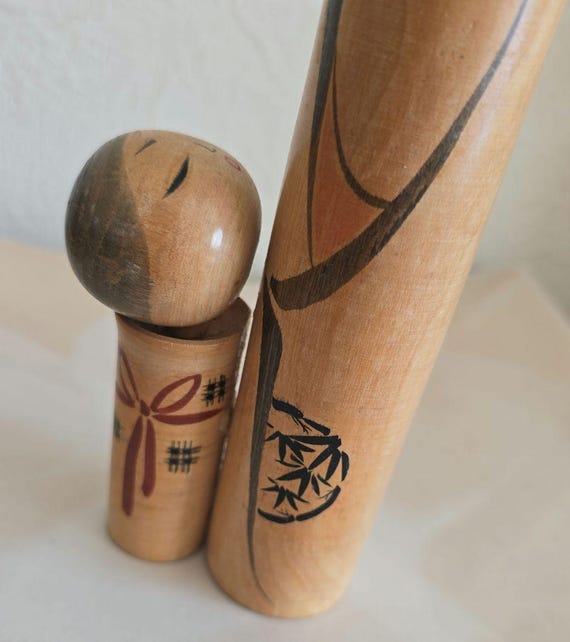 Oshin Kokeshi by Sato Suigai close-up of the bamboo motif on the mother figure's body.