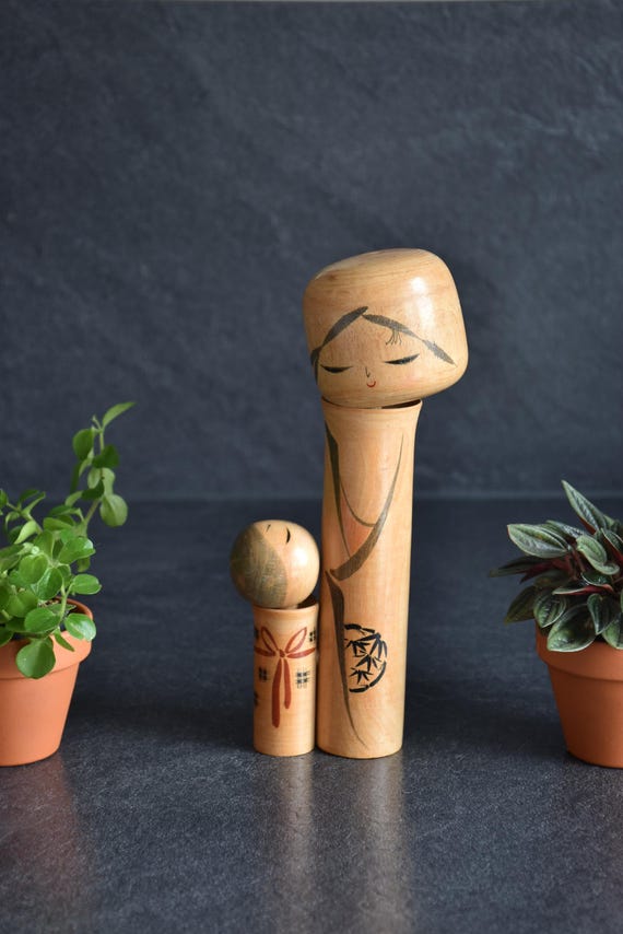 Oshin Kokeshi by Sato Suigai, vintage Japanese Sosaku kokeshi mother and child dolls standing together.