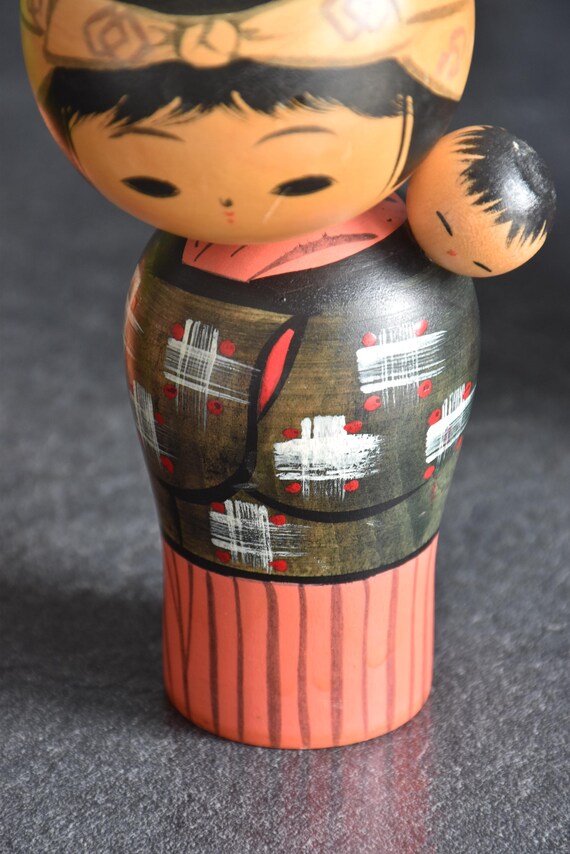 Hajime Miyashita Oshin Lullaby Kokeshi front view showing patterned kimono and child