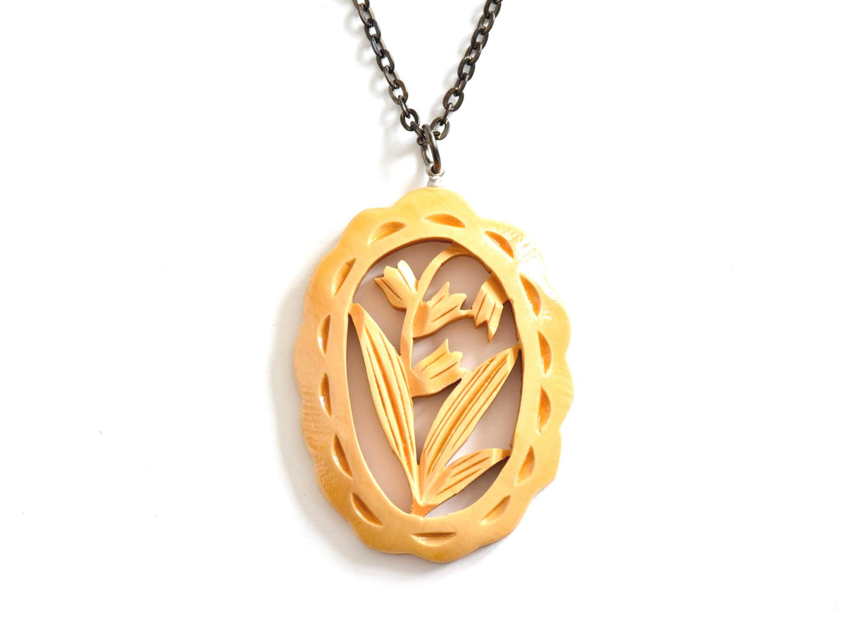 Oyama tsuge wood tulip pendant necklace featuring a hand-carved floral motif and chain