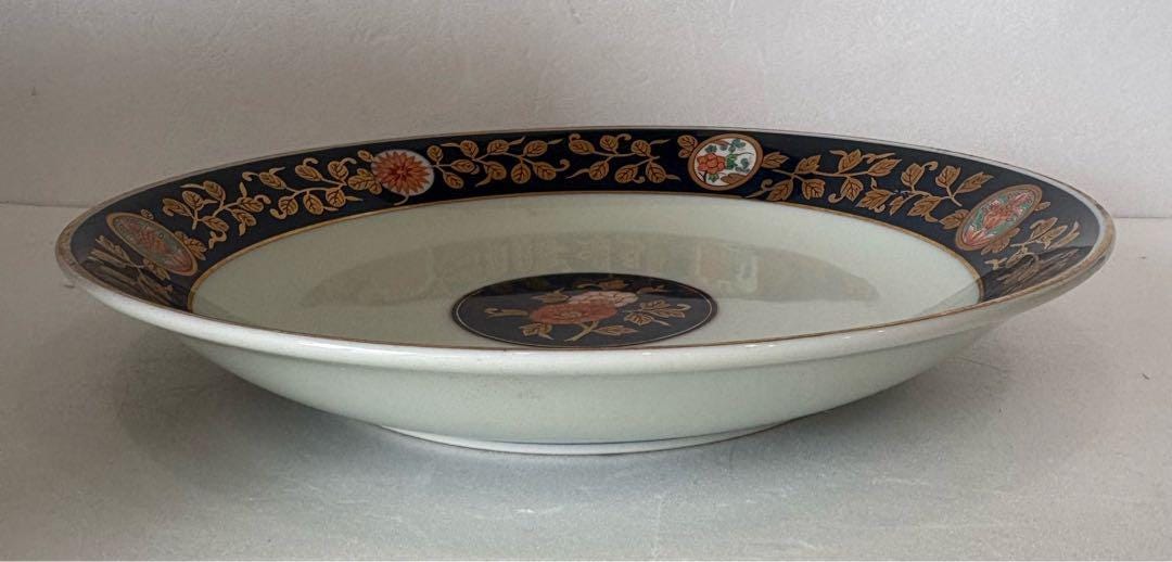Arita Porcelain Serving Set by Arita Kiyomitsu showing a side angle of the large plate