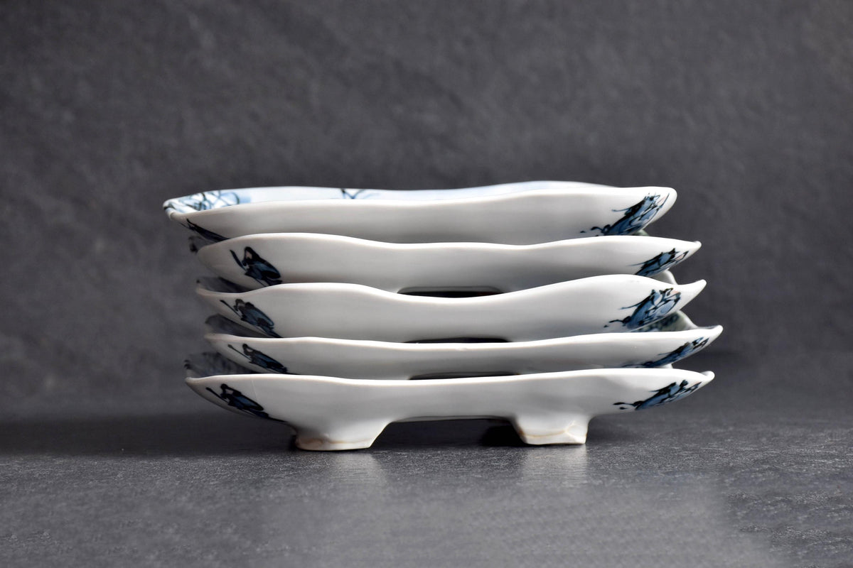 Tōsai Kiyomizu-yaki porcelain plates stack viewed from the side highlighting the raised feet