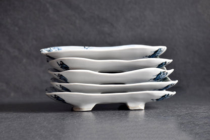 Tōsai Kiyomizu-yaki porcelain plates stack viewed from the side highlighting the raised feet