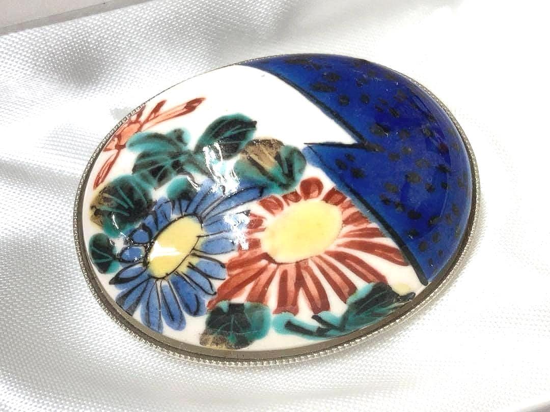 Kutani Ware ceramic brooch with hand-painted blue and white floral pattern detail