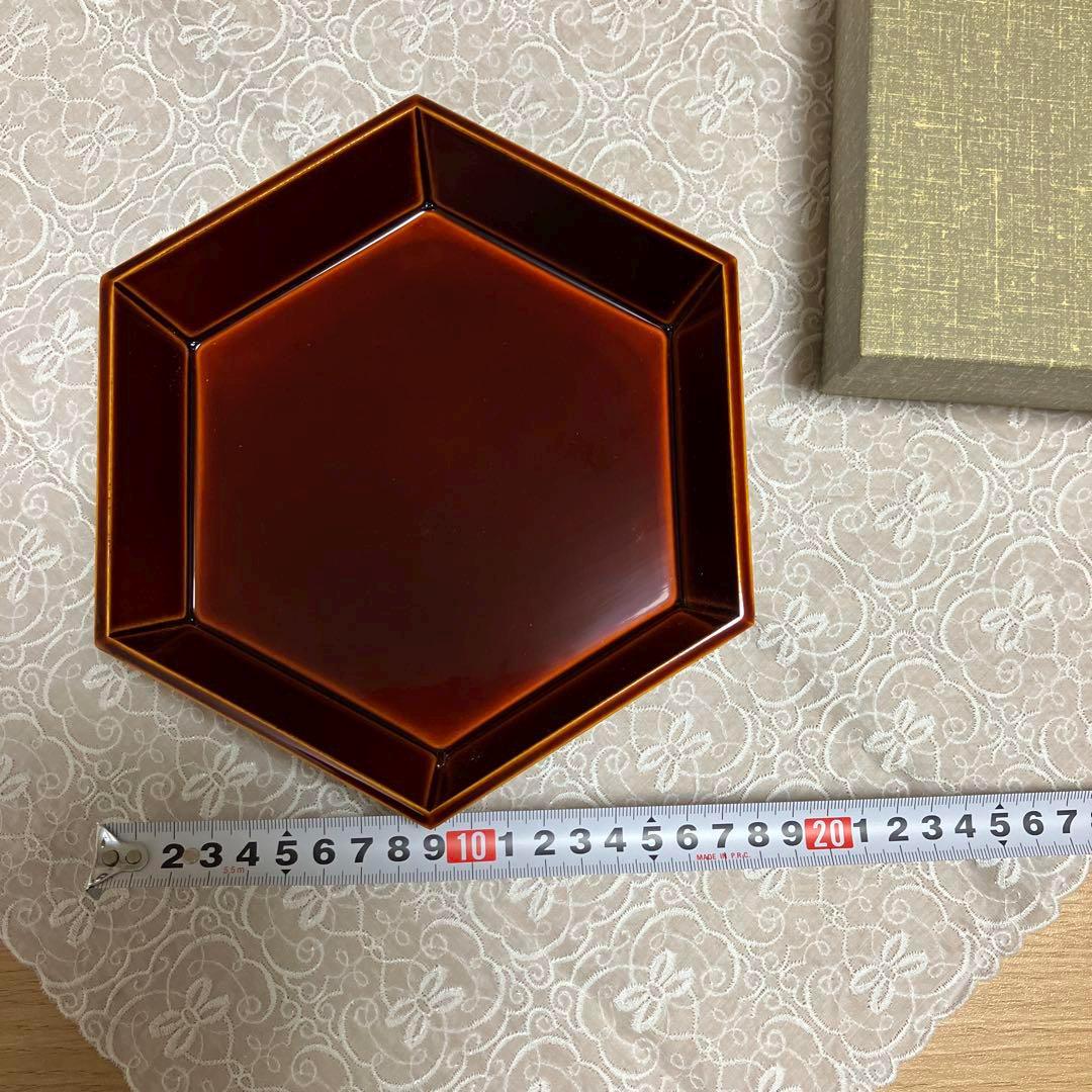 Hida Shunkei Hexagonal Confectionery Bowl Urushi Lacquer measured with a ruler to show the bowl width