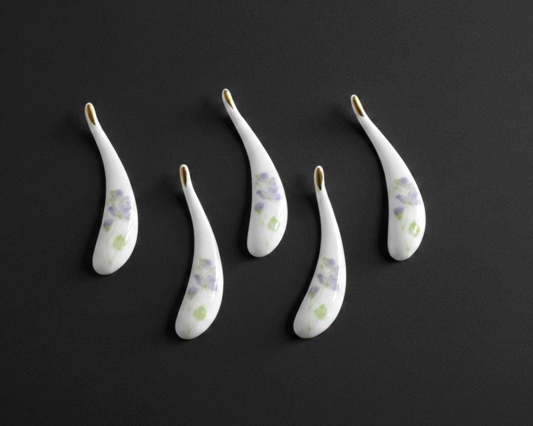 Kikyo Bellflower Porcelain Chopstick Rest Set in traditional style with floral motifs
