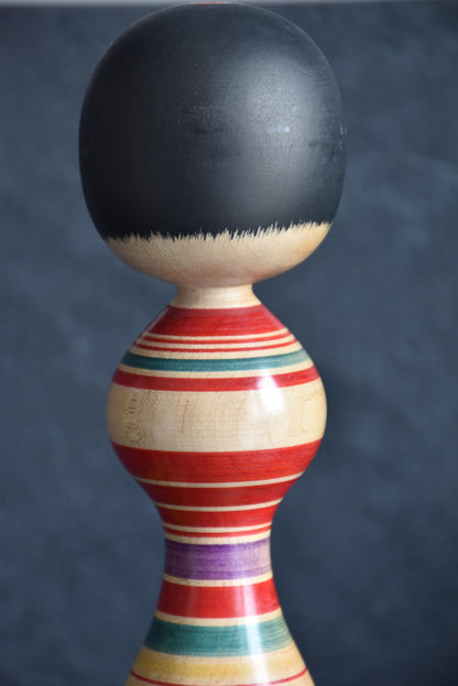 Senzo Mori Tsugaru kokeshi doll close up of the head and upper body rings