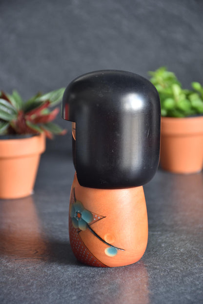 Sogen Sosaku Kokeshi Haru No Otozure Plum Blossom side profile showing the carved floral kimono pattern and black hair