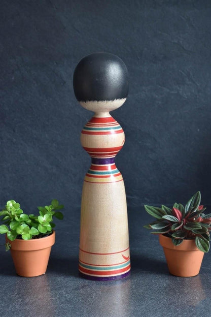 Senzo Mori kokeshi doll three-quarter back view