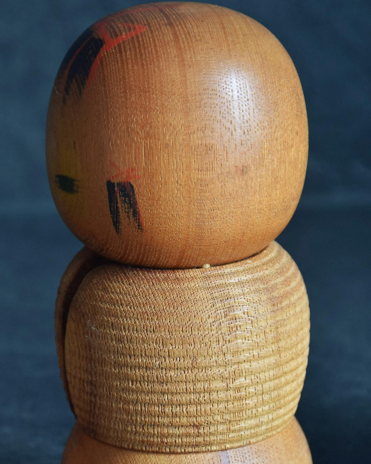 Aida Seihou kokeshi doll upper body closeup showing hair details and wood grain variation