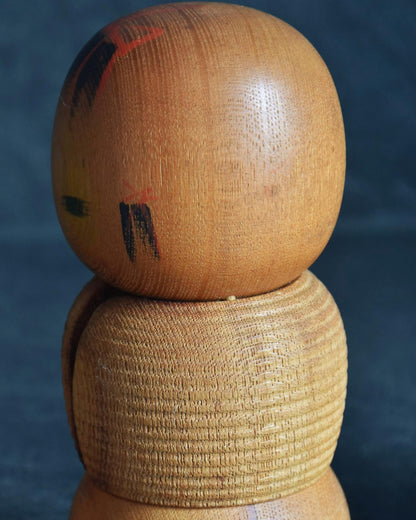 Aida Seihou kokeshi doll upper body closeup showing hair details and wood grain variation