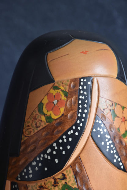 Close-up of the serene minimalist face and heart-shaped lips on Ishimura Sosaku kokeshi