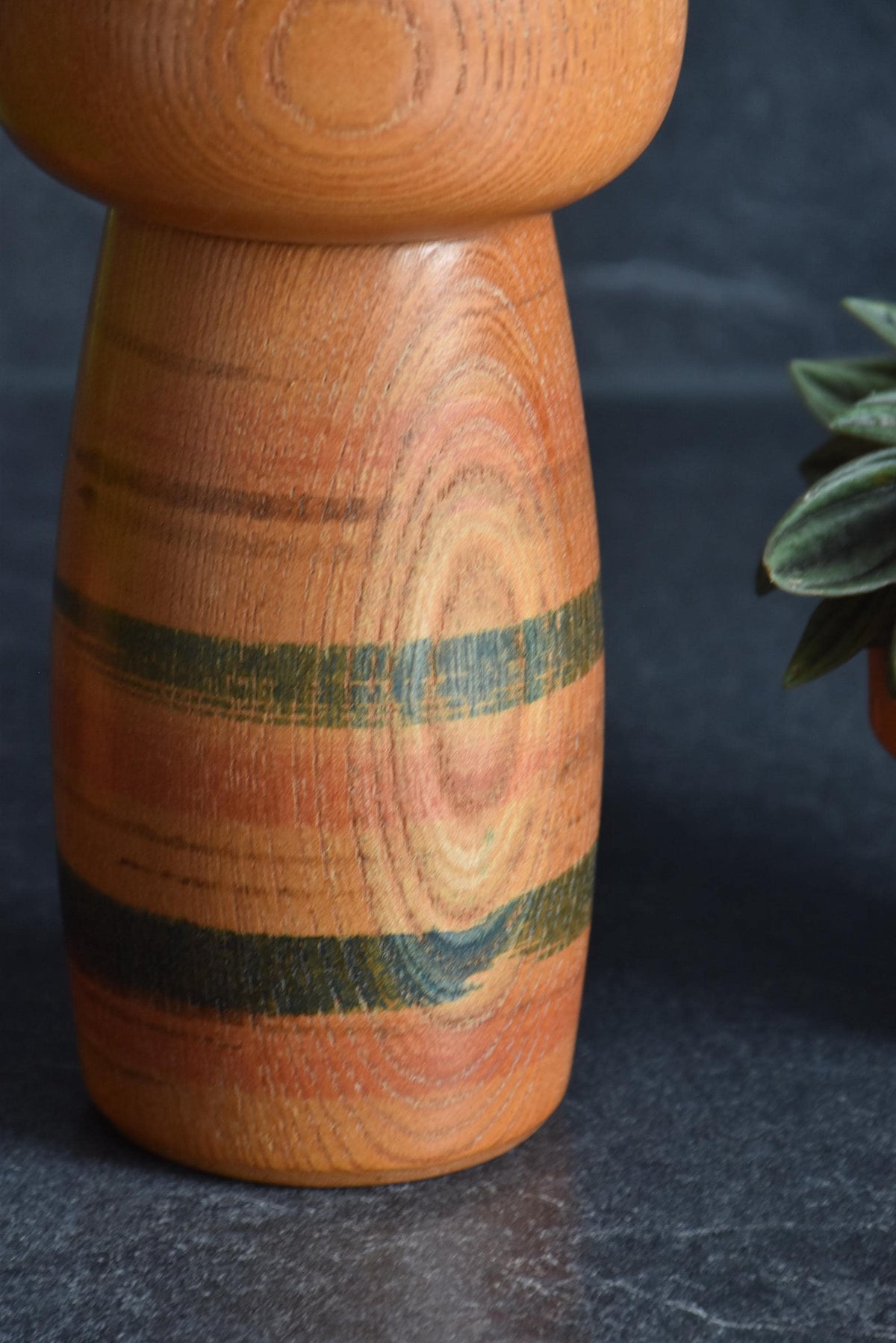 Sanpei Yamanaka Sosaku Kokeshi doll close-up of the body pattern and wood grain