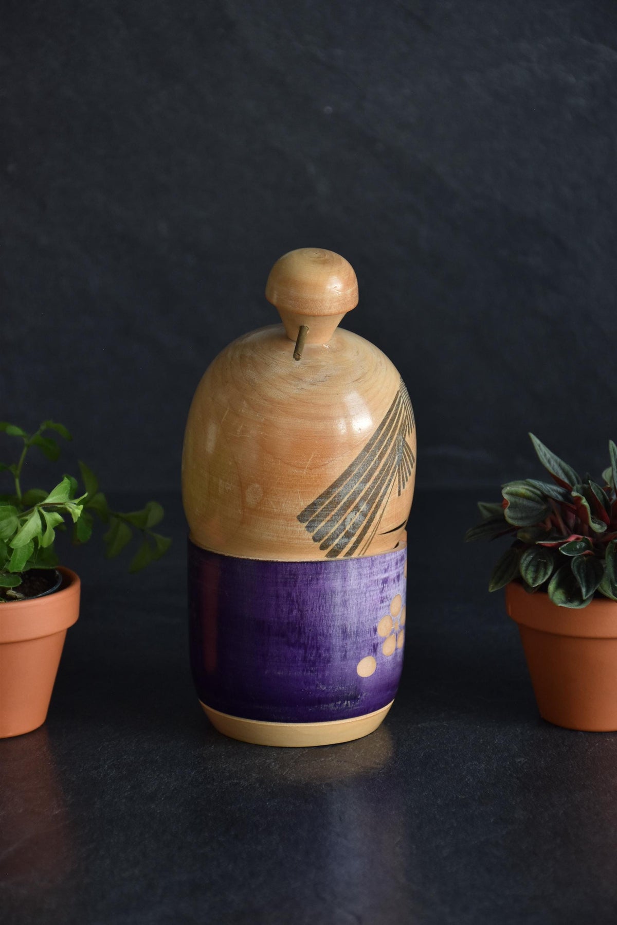 Sato Suigai kokeshi showing the back of the doll with the topknot