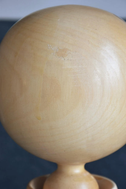 Chiyomatsu Kano kokeshi doll showcasing smooth natural wood grain on the back of the head