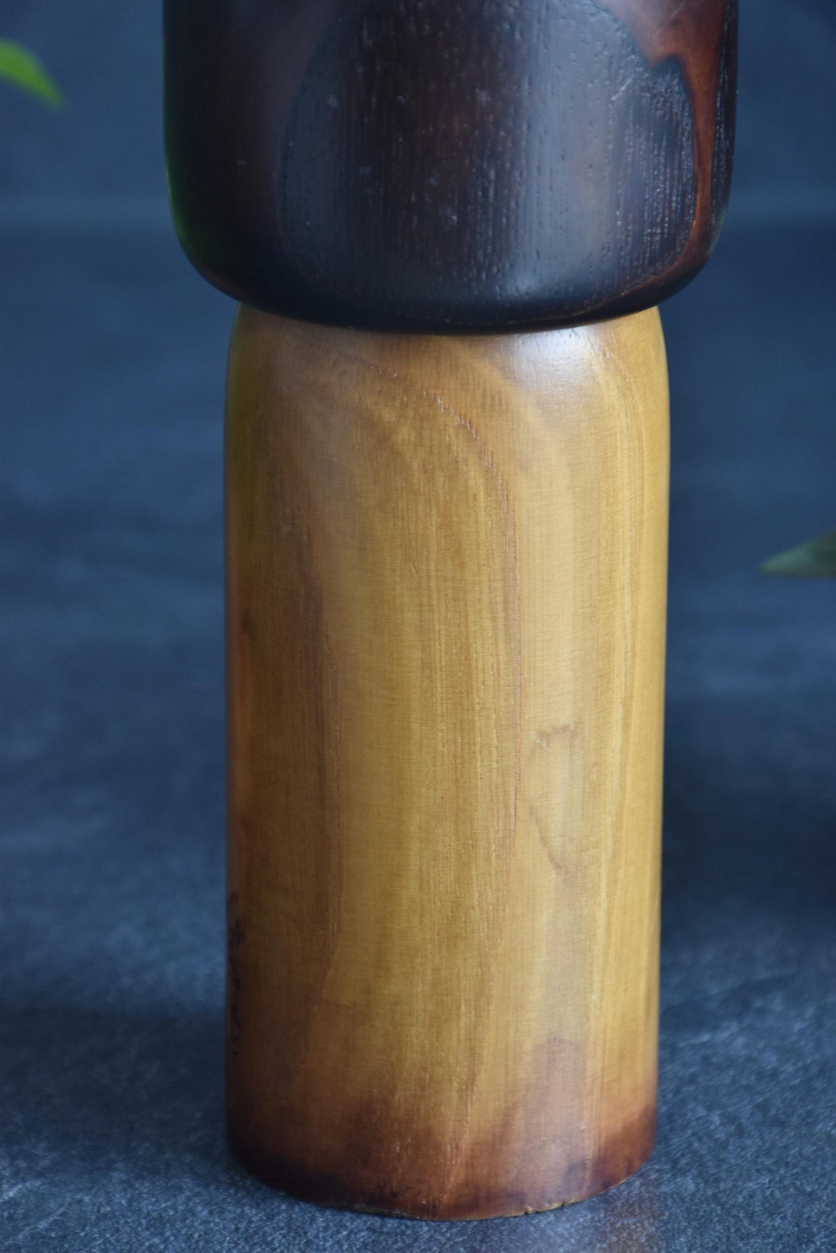 Usaburo Sosaku Kokeshi Tsubakikoyomi Camellia Doll wooden grain detail on the body